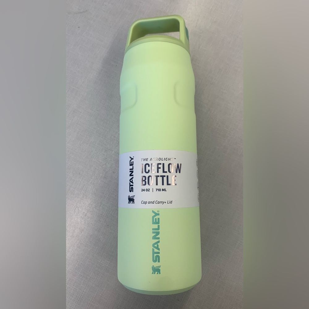 Stanley Green IceFlow Bottle 24 oz - Picture 3 of 7